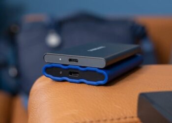 چرا درایوهای قابل حمل هنوز به جای NTFS از FAT32 یا exFAT استفاده می کنند